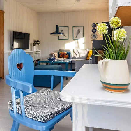 6 Person In Hals-by Traum * Hals