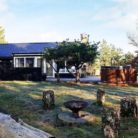 6 Person In Hals-by Traum *