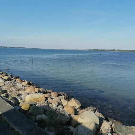 6 Person In Hals-by Traum * Hals