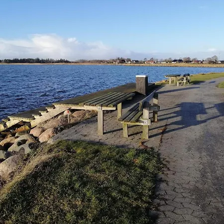 6 Person In Hals-by Traum