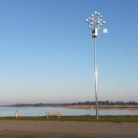 6 Person In Hals-by Traum * Hals