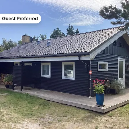 6 Person In Hals-by Traum