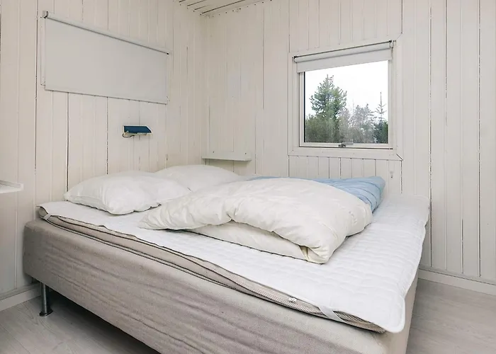 6 Person In Hals-by Traum * Hals